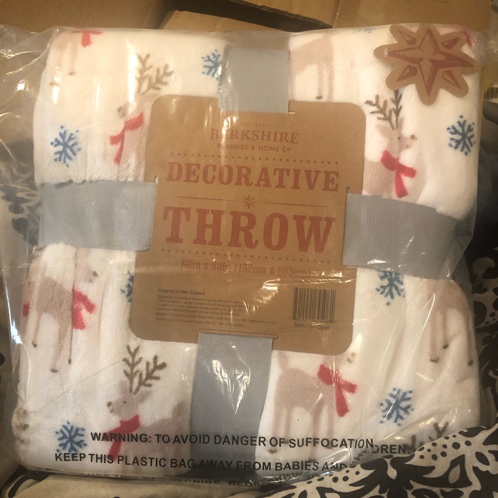 Brand new!! Berkshire blanket decorative throw